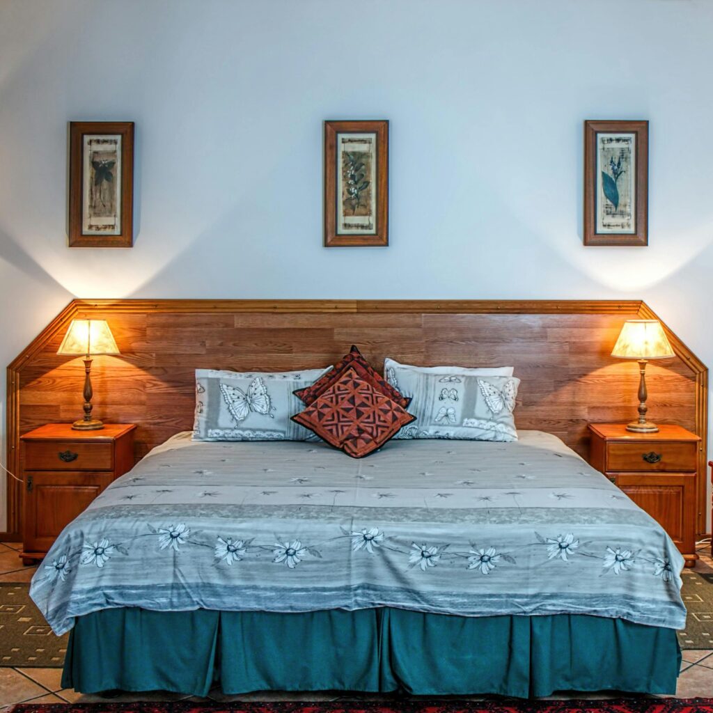 pexels-photo-279746-279746 Stylish bedroom featuring wooden furniture and soft lighting for a warm ambiance.